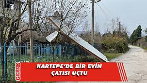 Şiddetli rüzgarda evin çatısı uçtu