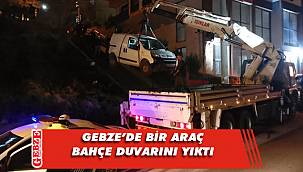 Hafif ticari araç, bahçe duvarını yıktı