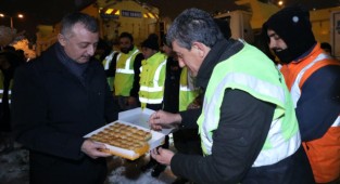 Büyükakın’ karla mücadele ekibini yalnız bırakmadı