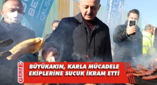 Büyükşehir'den karla mücadele ekiplerine sucuk ekmek