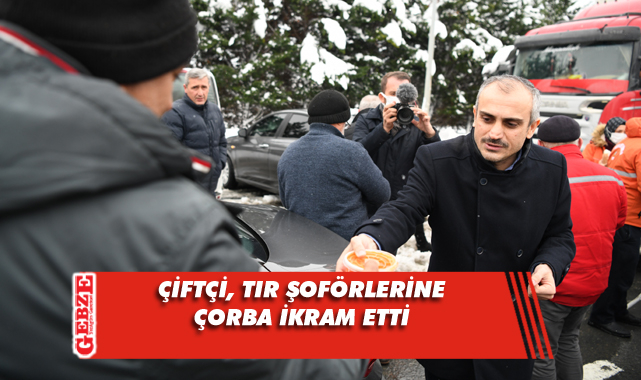 Çiftçi'den gişelerde bekleyen şoförlere ikram