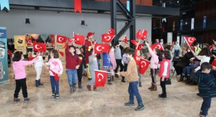 Çocuklardan Türk Bayraklı kutlama