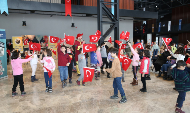 Çocuklardan Türk Bayraklı kutlama