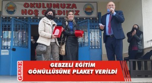 Eğitim gönüllüsü Aşak'a plaket verildi