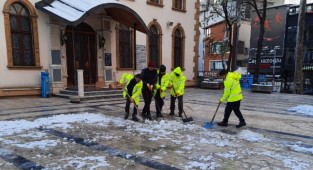 Fevziye Camii'nin bahçesi kardan temizlendi