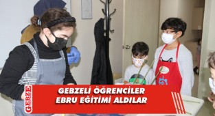 Gebzeli öğrenciler, ebru sanatını öğreniyor