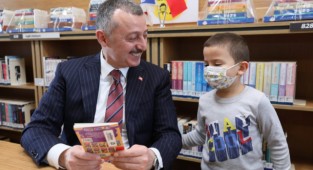 Halk kütüphanesi ziyaretçi akınına uğradı