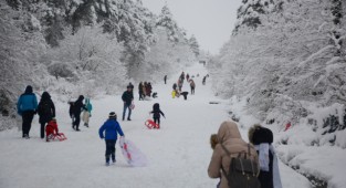 Karla oynayan çocuklar karne stresini attı