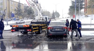 Kaza yapan anne ve çocuğunun imdadına yetiştiler