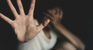 Kızının arkadaşına tacizde bulunduğu iddiasıyla yargılanıyor