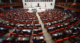 Kur korumalı mevduatta şirketlere vergi istisnası TBMM'de kabul edildi