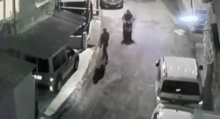 Motosiklet hırsızları güvenlik kamerasına yakalandı