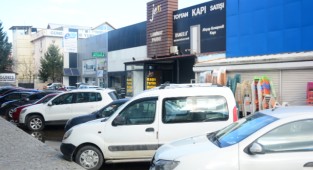 Otoparktan alınmayan araçlara esnaf isyan etti