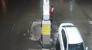 Yakıt deposunu doldurup kaçtı
