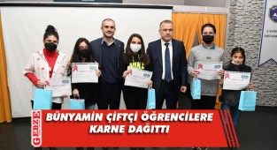 Yarıyıl karnelerini Bünyamin Çiftçi dağıttı
