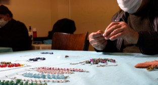 Barınma merkezinde takı yapmayı öğreniyorlar