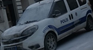 Bir anda polis aracını ateşe verdi