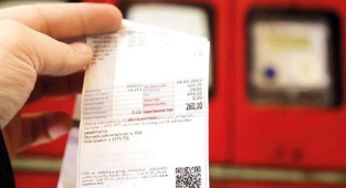 Elektrik faturası için gözler kabinede