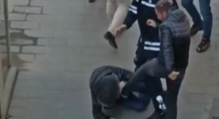 Eşini darp ettiği sanılan koca, meydan dayağı yedi