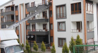 Ev eşyası taşırken dördüncü kattan düştü