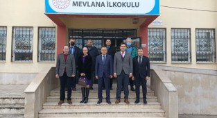 Kaymakam Gözen, Mevlana ilkokuluna gitti