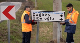 Kırsal mahallelerin trafik levhaları yenileniyor