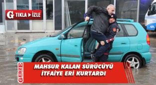 Mahsur kalan sürücüyü, itfaiye eri kucağında taşıdı