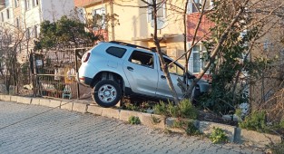 Otomobil istinat duvarında askıda kaldı