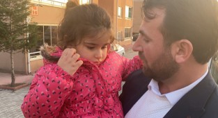 Sehpa demirine sıkışan çocuğu itfaiye kurtardı