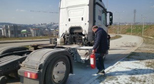 Tırın alev almasını yangın tüpüyle engelledi