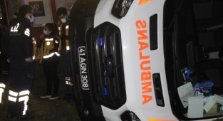 Virajı alamayan ambulans yan yattı