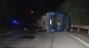 Virajı alamayan tır devrildi: 1 yaralı