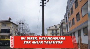 Yol ortasında duran direk, kazaya sebebiyet çıkarıyor