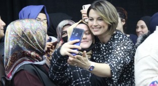 Açelya Akkoyun, Kocaelili sevenleriyle buluştu