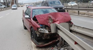 Bariyer otomobile ok gibi saplandı