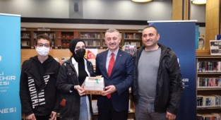 Büyükakın kitap dostlarıyla buluştu