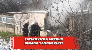 Çayırova'da metruk bina alevlere teslim oldu
