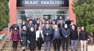 Çiftçiler, bitkilerin işlendiği tesisi gezdi