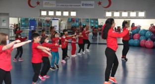 Çocuklar zumba ile hem eğleniyor, hem sağlıklı kalıyor