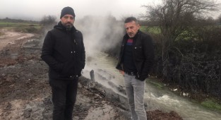 Çuval çuval atığı dereye attılar
