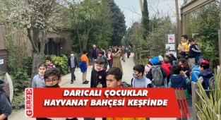 Darıcalı çocuklar hayvanat bahçesini geziyor