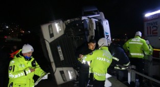 Devrilen tırda sıkışan sürücü, itfaiye ekiplerince kurtarıldı