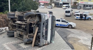 Dik yokuştan inmeye çalışan kamyonet devrildi