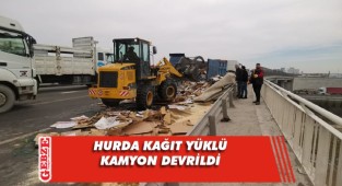 Gebze'de hurda yüklü kamyon devrildi