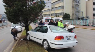 Hâkimiyetini kaybeden araç, ağaca çarptı