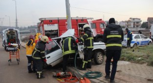 Hâkimiyetini kaybeden sürücü direğe çarptı