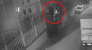 Kablo hırsızlarının rahat tavırları kamerada