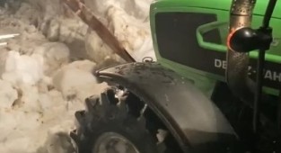 Karda mahsur kalan vatandaşı ekipler kurtardı