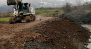 Kocaeli'de dereye dökülen atık temizlendi
