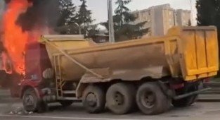 Kocaeli'de kamyon alev alev yandı
